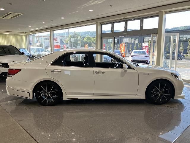 CROWN sedan hybrid