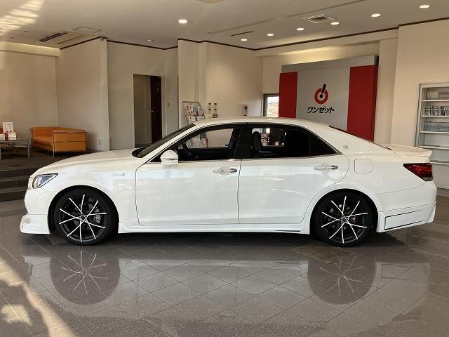 CROWN sedan hybrid