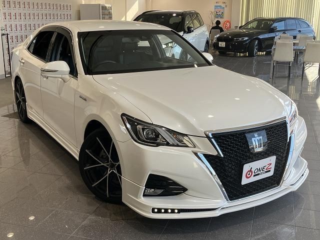 CROWN sedan hybrid