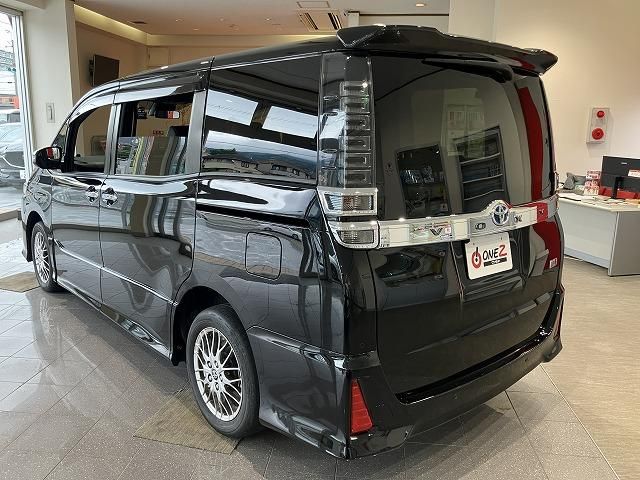 VOXY HYBRID