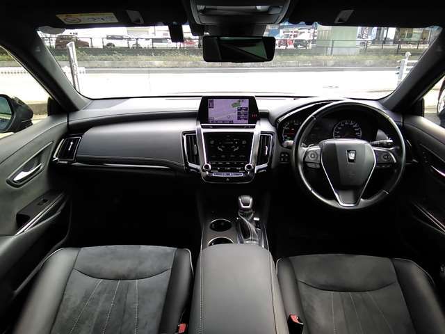 CROWN sedan hybrid