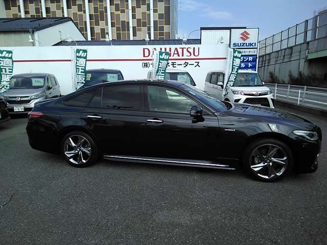 CROWN sedan hybrid