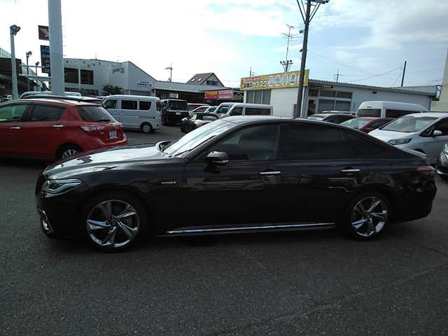 CROWN sedan hybrid