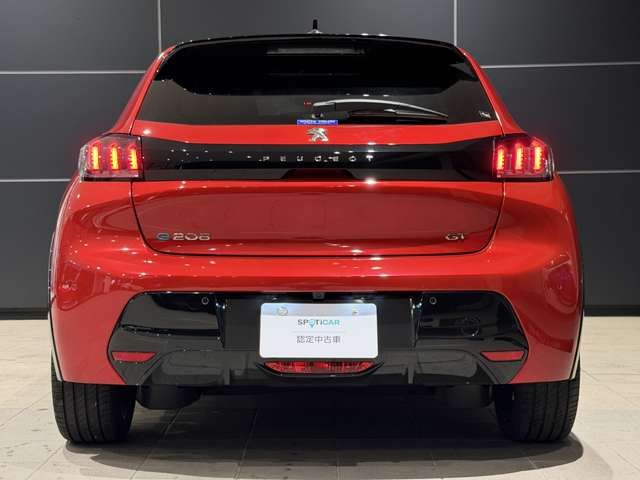 PEUGEOT e-208