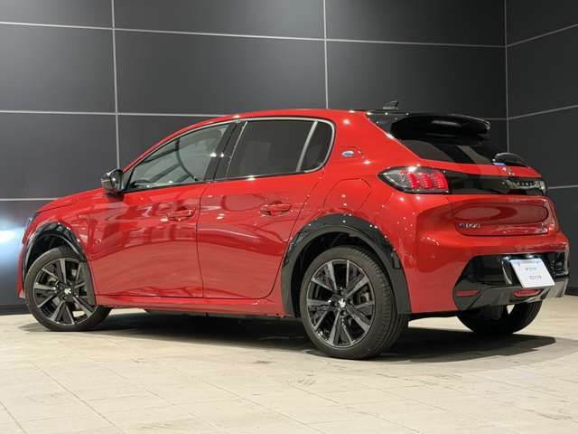 PEUGEOT e-208