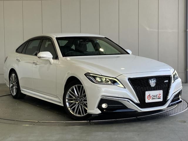 CROWN sedan hybrid