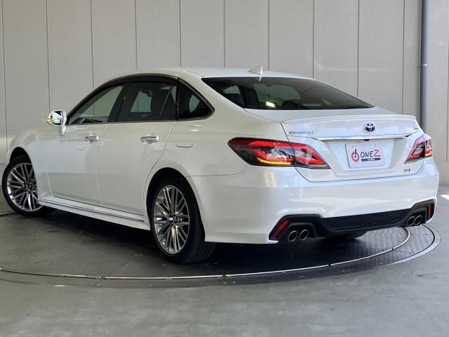 CROWN sedan hybrid