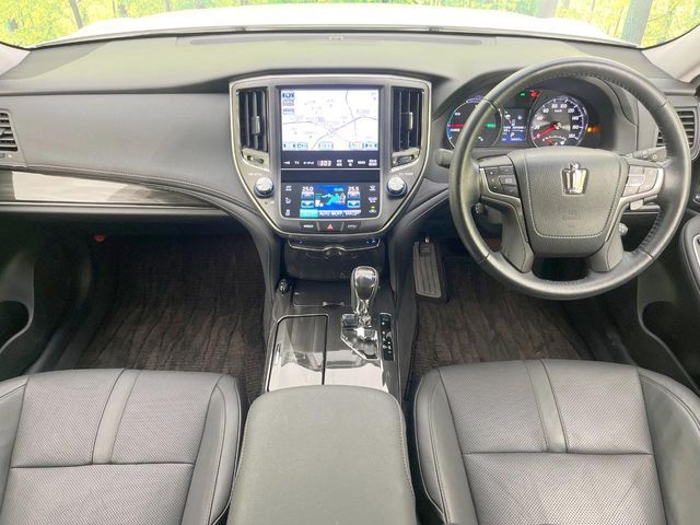 CROWN sedan hybrid