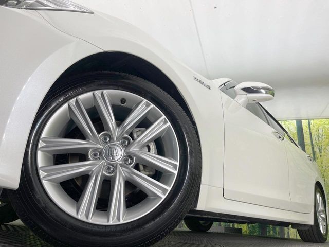 CROWN sedan hybrid