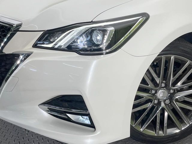 CROWN sedan hybrid