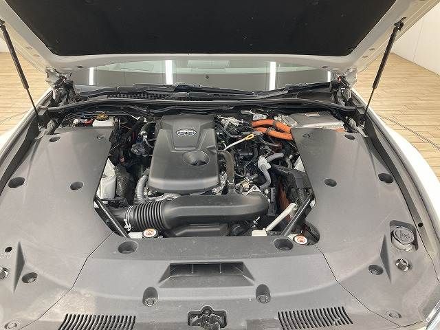 CROWN sedan hybrid
