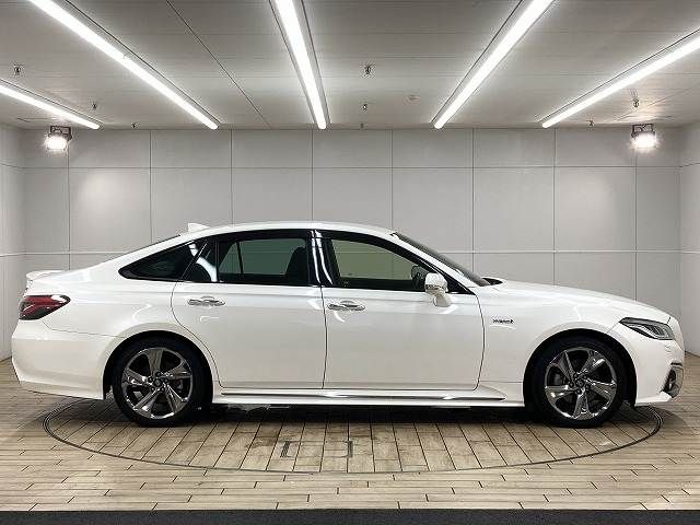 CROWN sedan hybrid