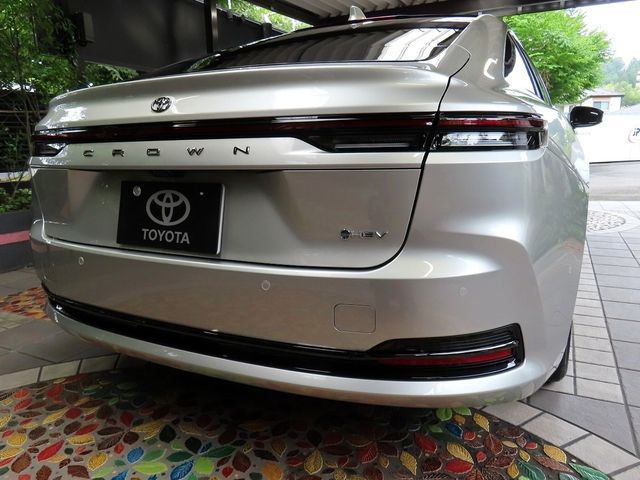 CROWN sedan hybrid