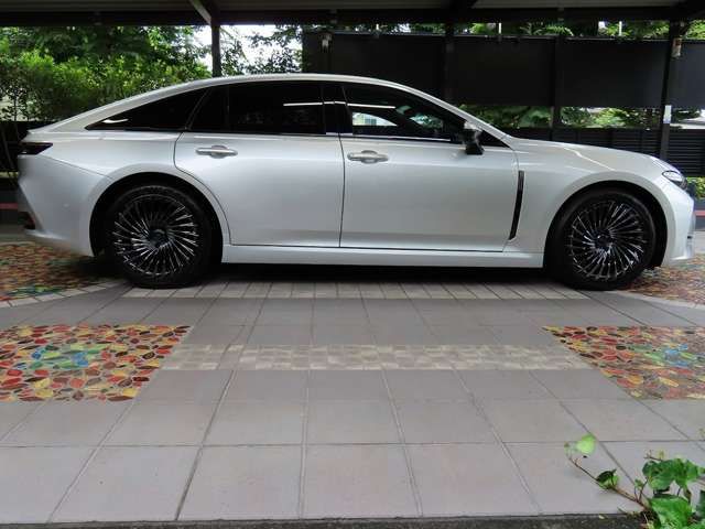 CROWN sedan hybrid