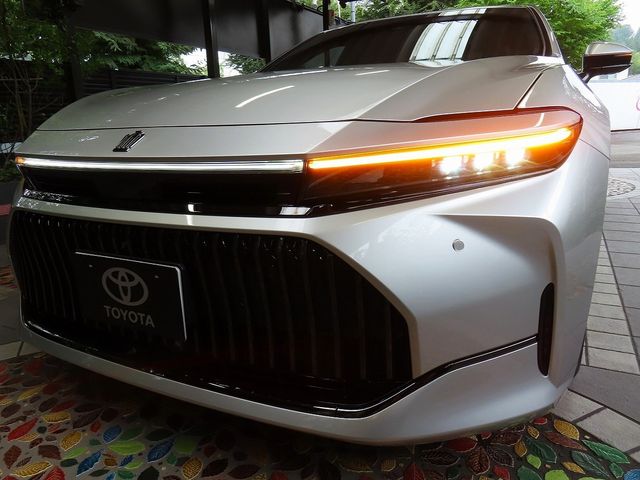 CROWN sedan hybrid