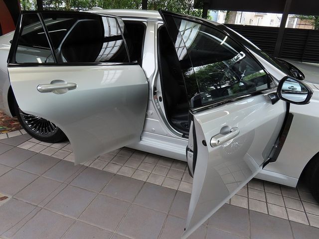 CROWN sedan hybrid