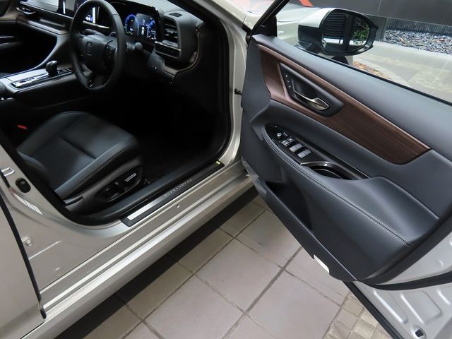 CROWN sedan hybrid