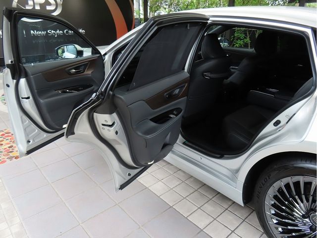 CROWN sedan hybrid