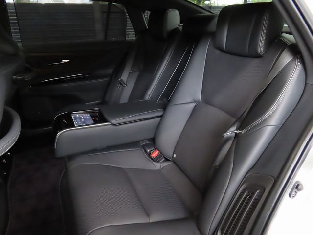 CROWN sedan hybrid