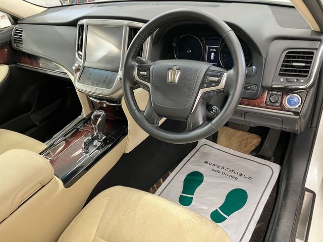 CROWN sedan hybrid