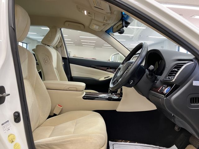 CROWN sedan hybrid