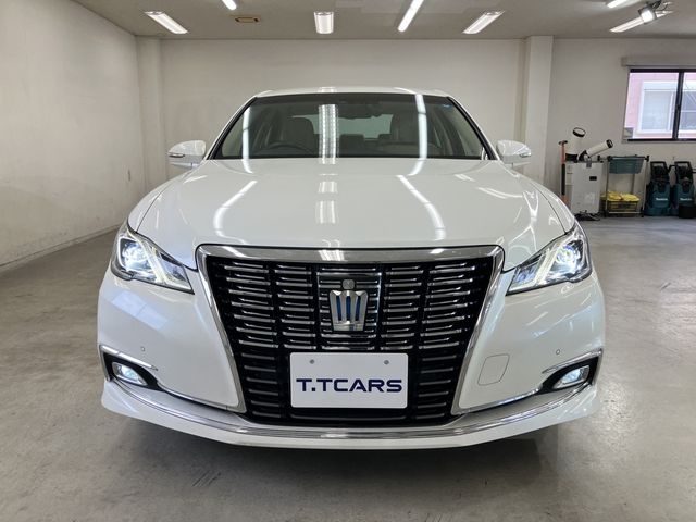 CROWN sedan hybrid