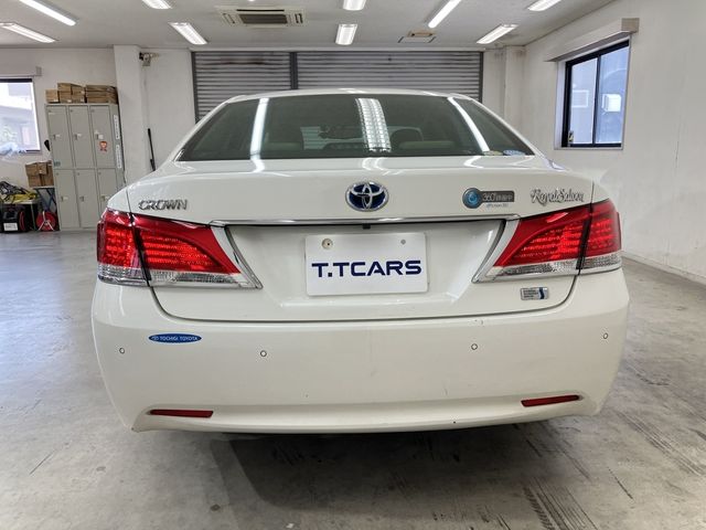 CROWN sedan hybrid