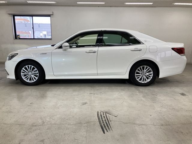 CROWN sedan hybrid