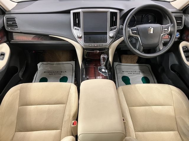 CROWN sedan hybrid