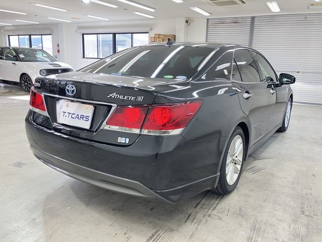 CROWN sedan hybrid