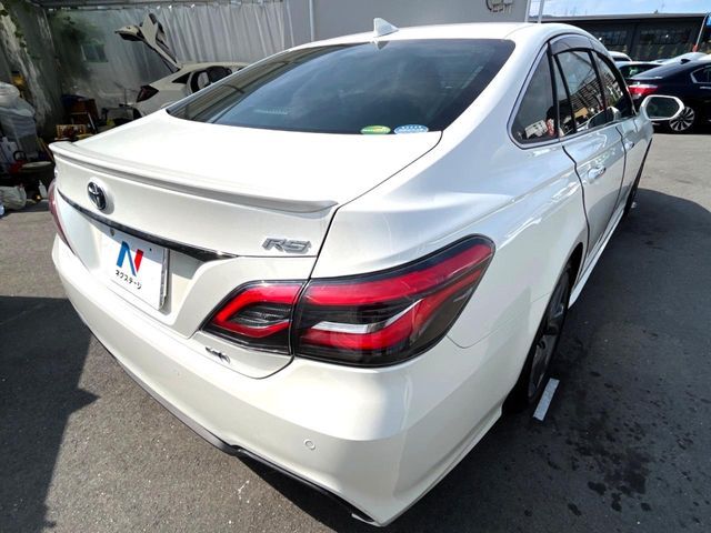 CROWN sedan hybrid