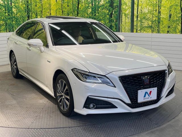 CROWN sedan hybrid