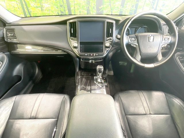 CROWN sedan hybrid