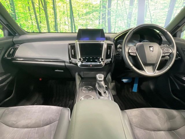 CROWN sedan hybrid