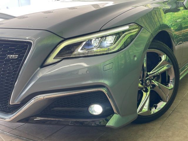 CROWN sedan hybrid