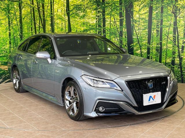 CROWN sedan hybrid