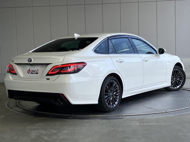 CROWN sedan hybrid