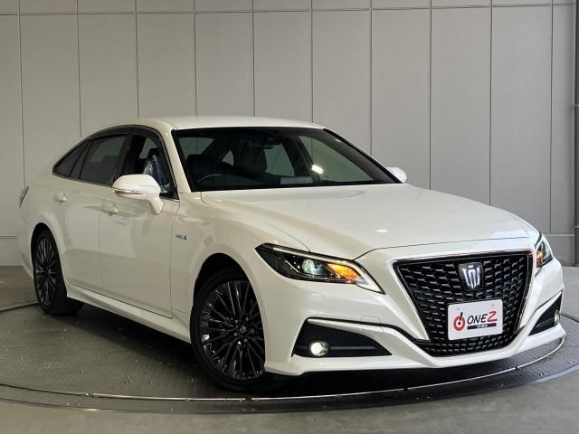 CROWN sedan hybrid
