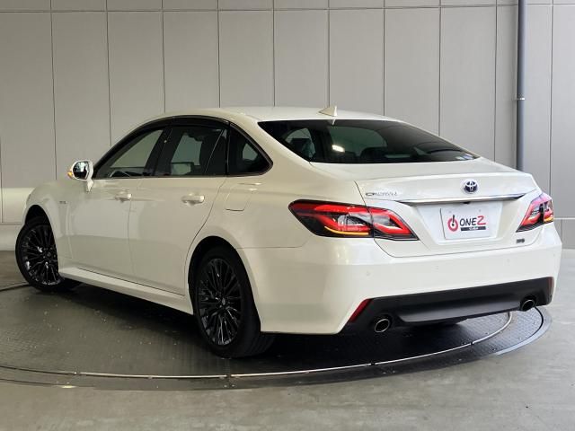 CROWN sedan hybrid