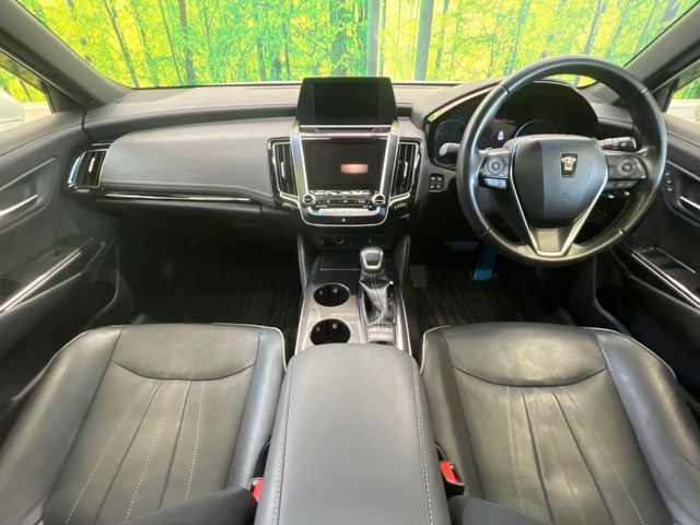 CROWN sedan hybrid