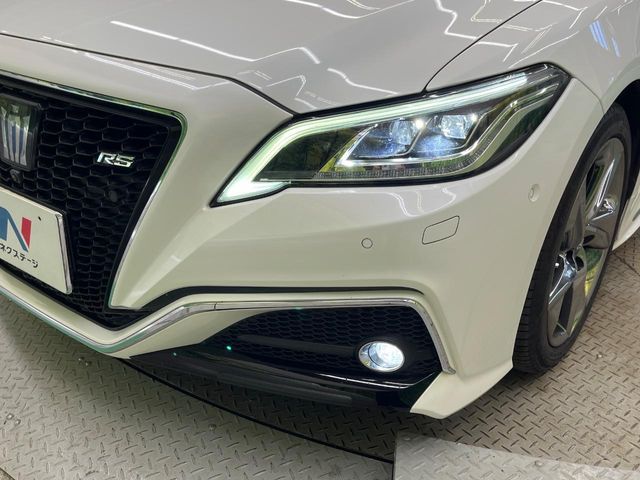 CROWN sedan hybrid
