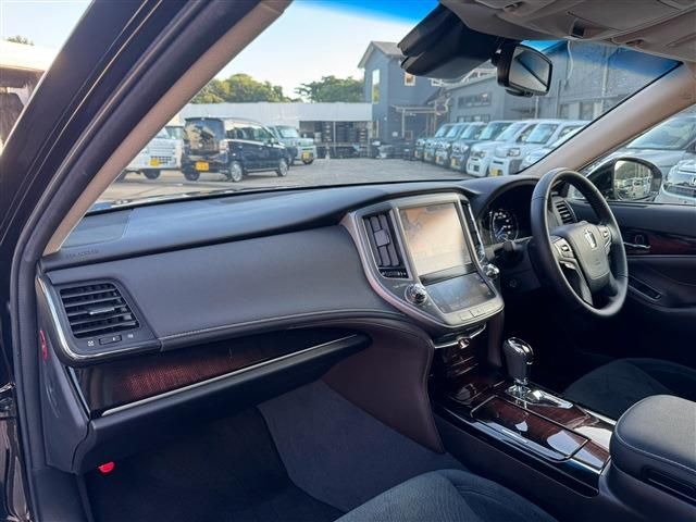 CROWN sedan hybrid
