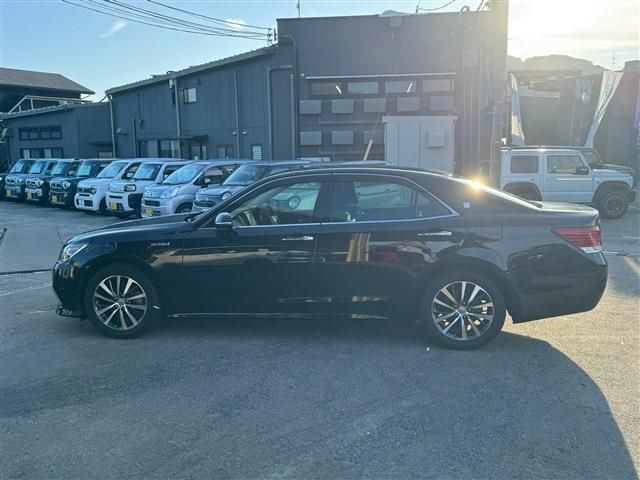 CROWN sedan hybrid
