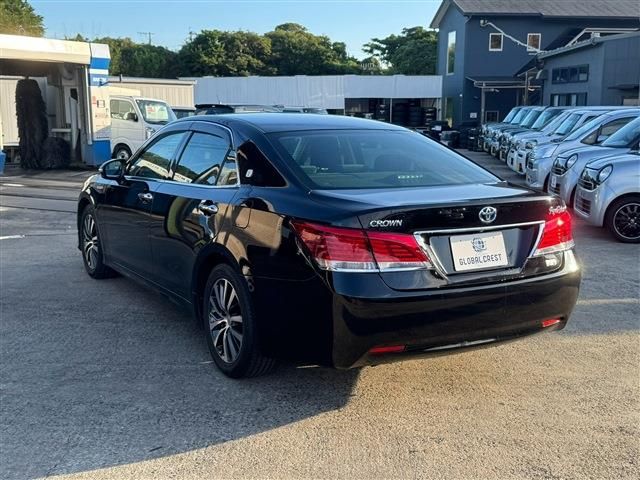 CROWN sedan hybrid