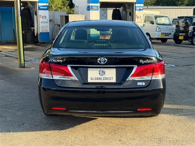 CROWN sedan hybrid