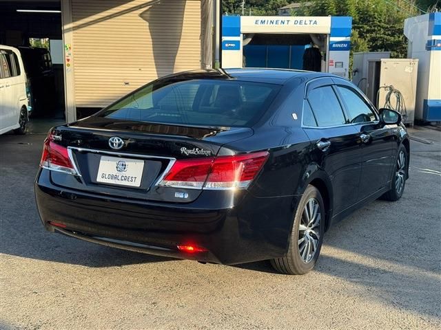 CROWN sedan hybrid