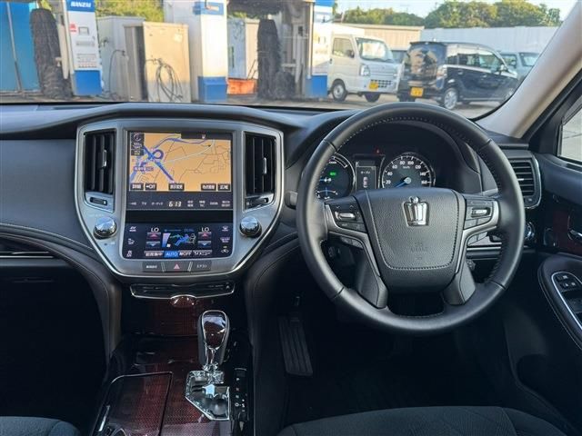 CROWN sedan hybrid