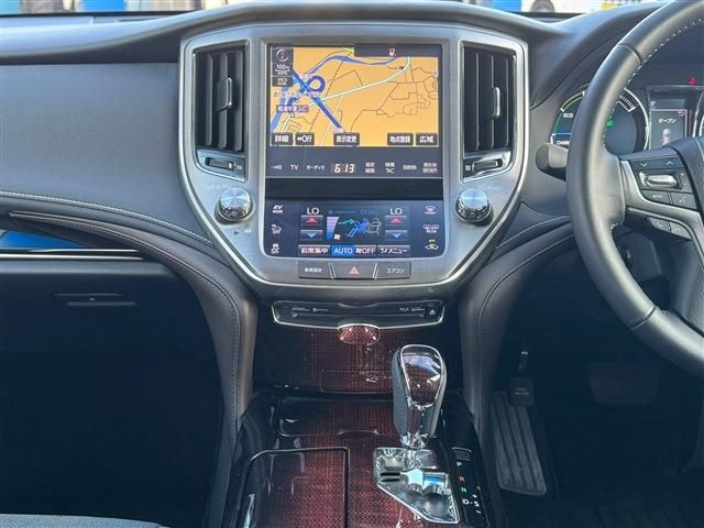 CROWN sedan hybrid
