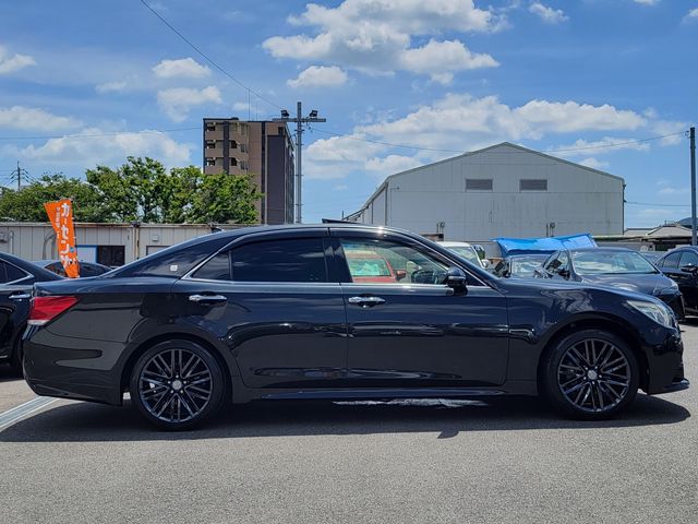 CROWN sedan hybrid
