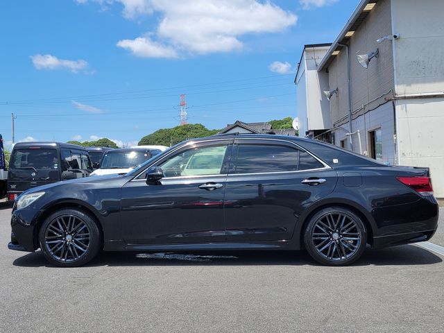 CROWN sedan hybrid